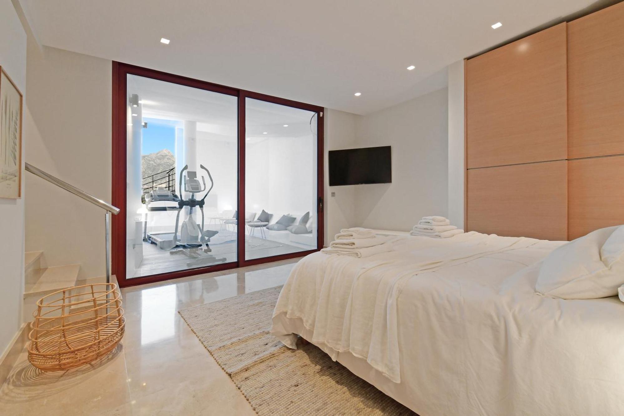 Extraordinary 7 Bdrm W Pool, Gym, Cinema Apartment