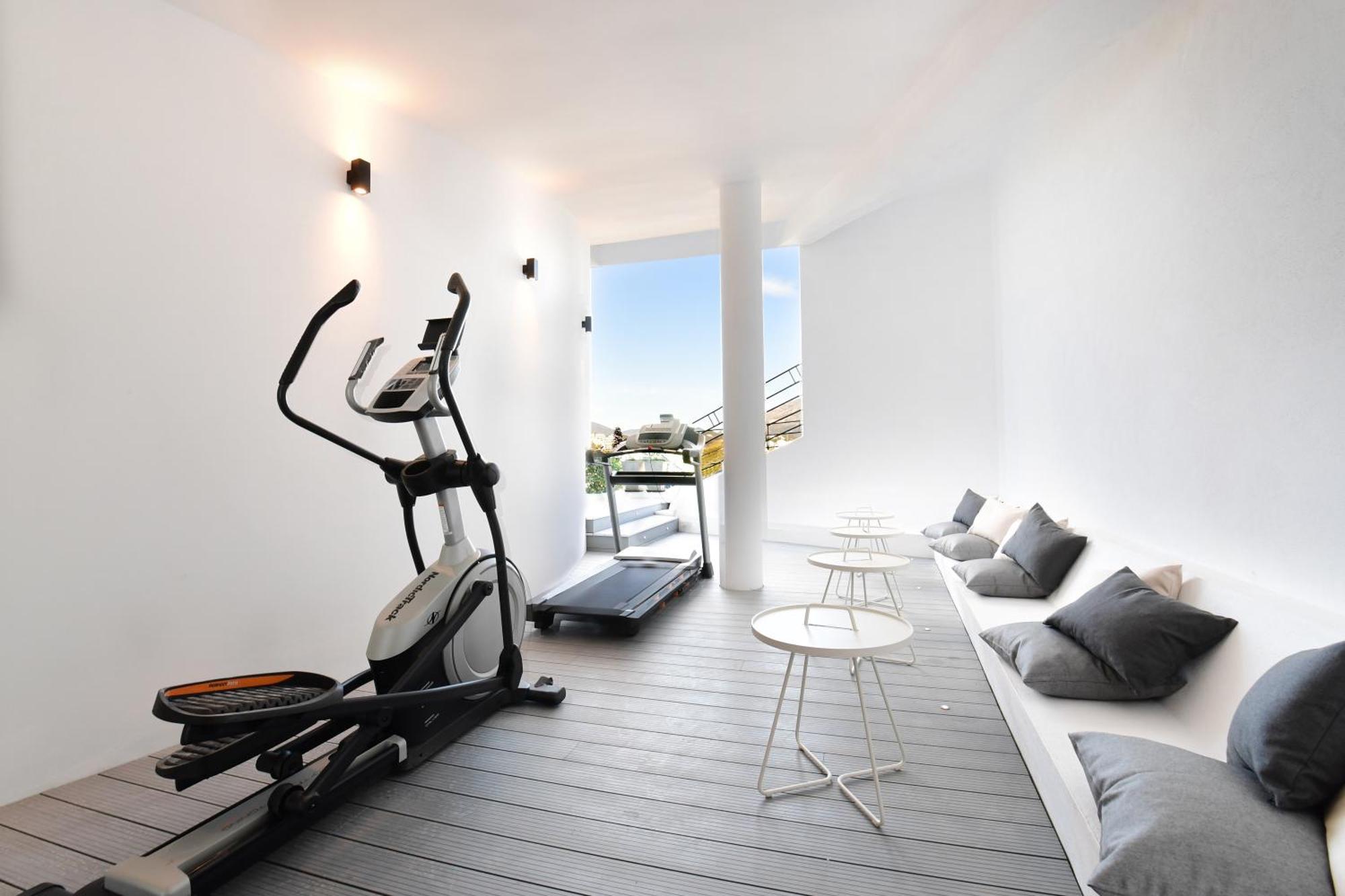 Extraordinary 7 Bdrm W Pool, Gym, Cinema Apartment