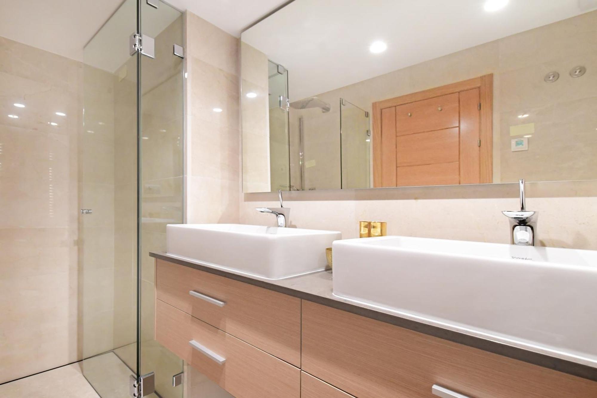 Apartment Extraordinary 7 Bdrm W Pool, Gym, Cinema