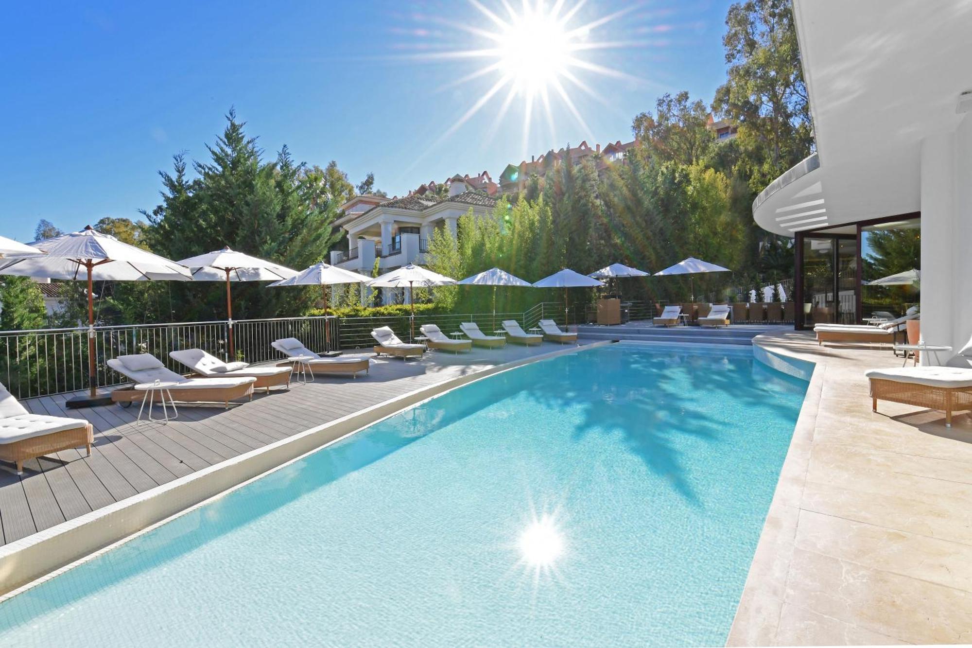 Extraordinary 7 Bdrm W Pool, Gym, Cinema Apartment