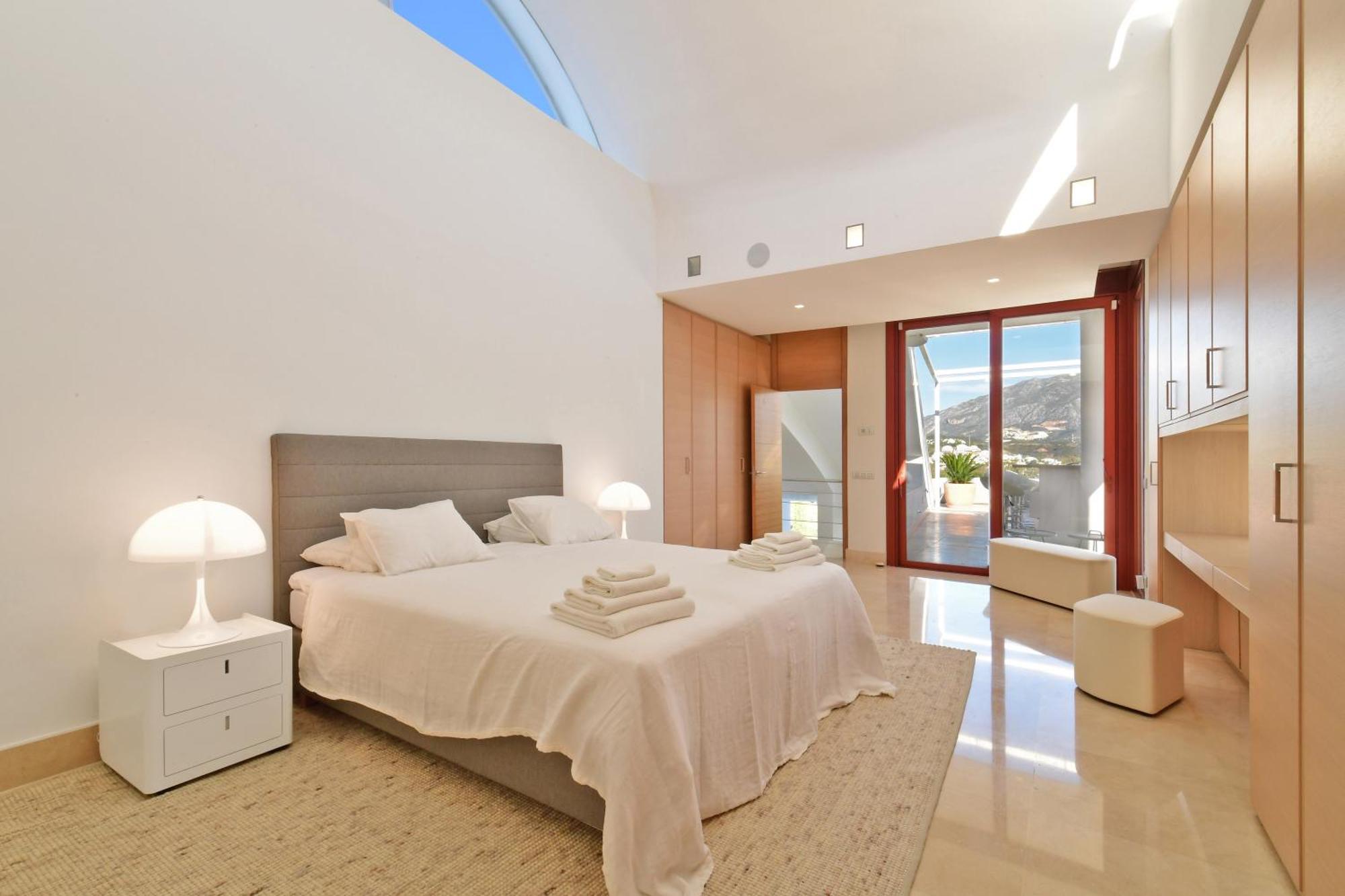 Apartment Extraordinary 7 Bdrm W Pool, Gym, Cinema