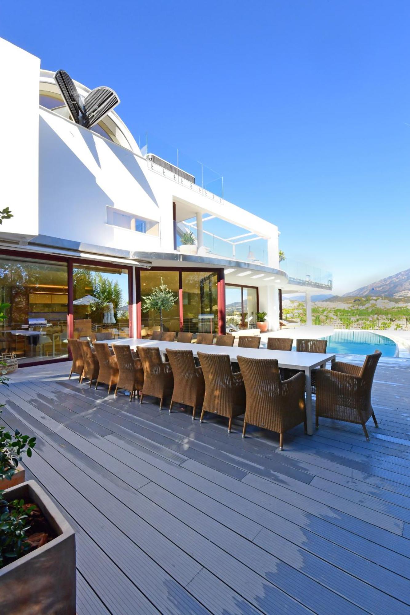 Extraordinary 7 Bdrm W Pool, Gym, Cinema Apartment *