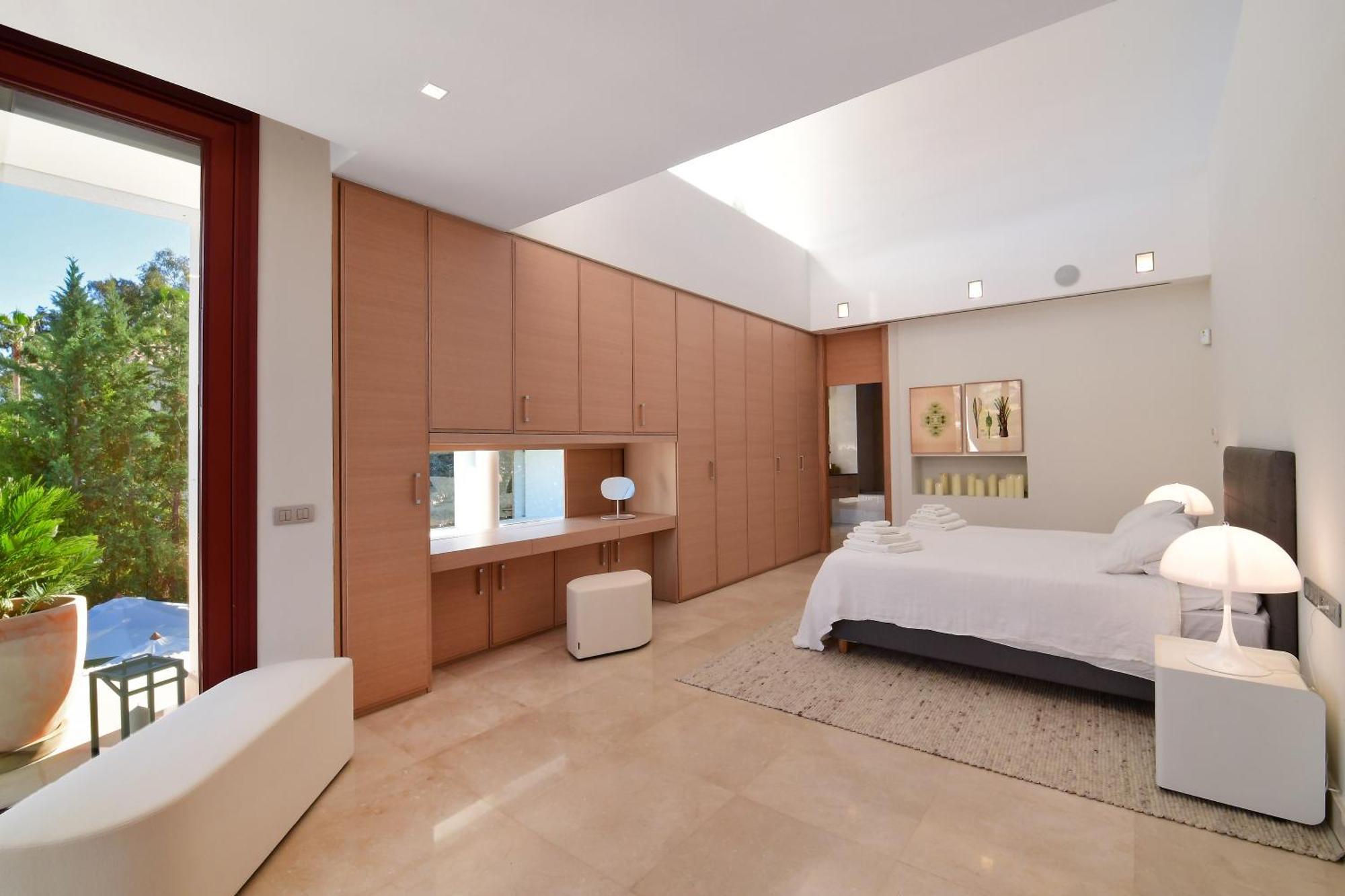 Apartment Extraordinary 7 Bdrm W Pool, Gym, Cinema