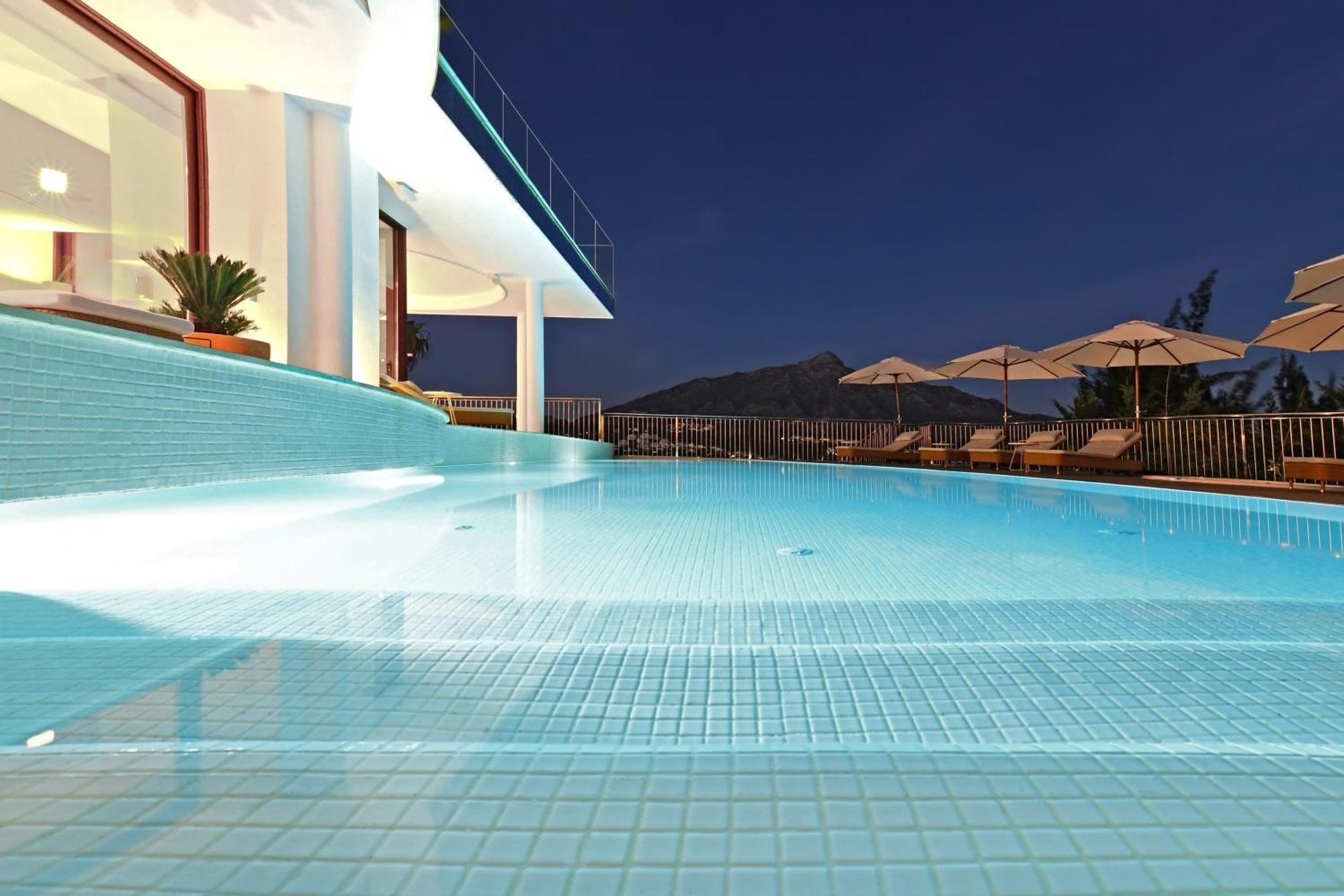 Extraordinary 7 Bdrm W Pool, Gym, Cinema Apartment *