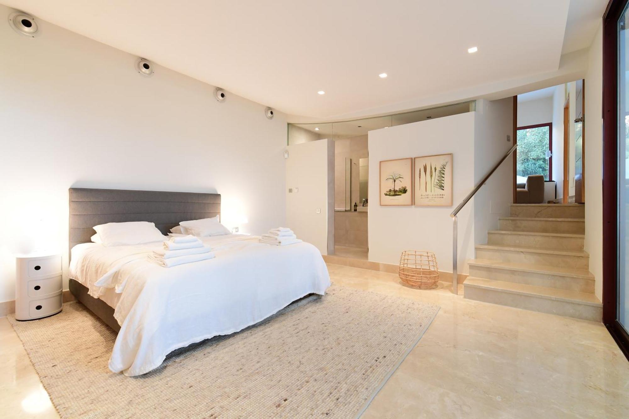 Extraordinary 7 Bdrm W Pool, Gym, Cinema Apartment