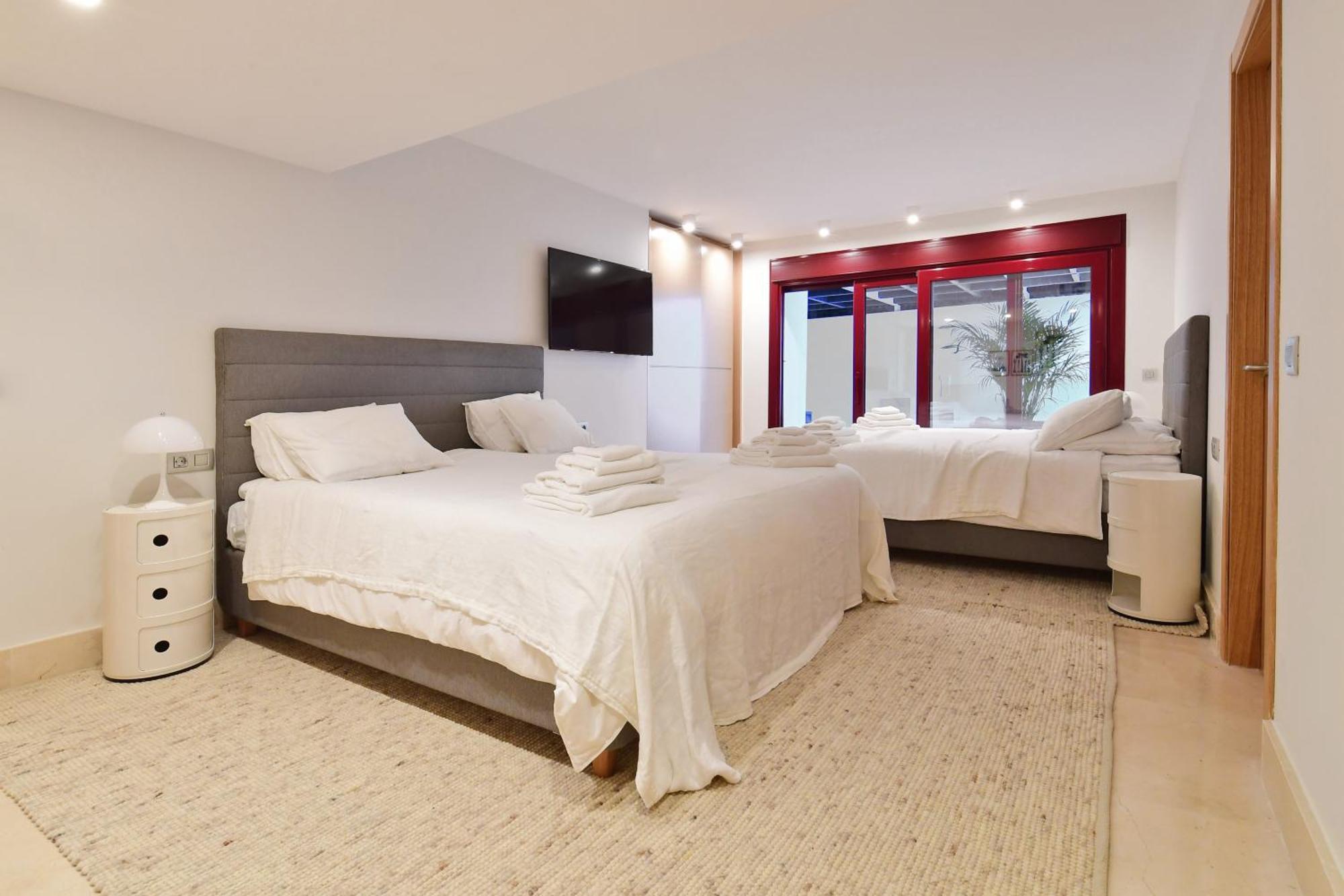 Extraordinary 7 Bdrm W Pool, Gym, Cinema